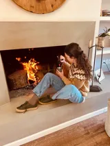 Sweater de punto color tostado con guarda pampa en marrón y blanco en la parte superior.