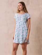 Camisón corto de tejido suave estampado con diseño animal print, marca René Rofé. Tiene escote redondo con aplique de moña y mangas cortas con ribete negro.