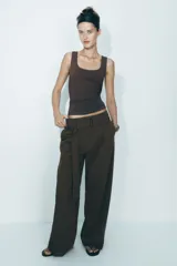 Camiseta de tirantes color beige con escote cuadrado.