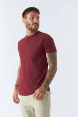 Remera básica color marrón claro, de corte regular, manga corta, cuello redondo y logo bordado en el pecho.