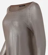 Blusa negra de punto liviano con escote redondo, manga larga y sisa raglán. Tiene una malla con lámina metálica.
