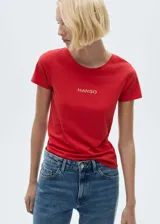 Camiseta blanca de algodón con logo 'Mango' estampado en dorado en el pecho.