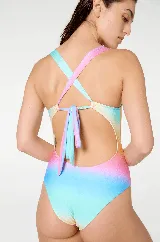 Traje de baño enterizo con estampado degradado en tonos pastel y tirantes de soga trenzada en colores rosa y naranja.