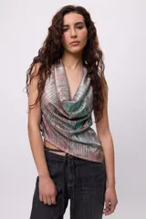 Top sin mangas con cuello drapeado y tiras para ajustar el drapeado. Confeccionado en tela plisada con textura brillante.