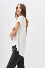 Remera negra de algodón, de corte holgado y mangas cortas.