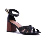Sandalias de cuero sintético negro con tiras cruzadas en el empeine, pulsera al tobillo con hebilla dorada y tacón bloque de madera.