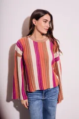 Sweater de punto con rayas verticales en tonos beige, naranja, marrón y fucsia.
