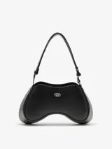 Bolso de mano negro de cuero con forma de joystick. Tiene correa de hombro desmontable y logo ovalado metálico en el frente.