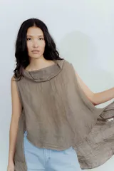 Blusa color crudo, de lino, con cuello amplio y corte acinturado.