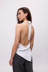 Top sin mangas con cuello halter y estampado a rayas verticales en tonos pastel.