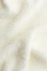 Pollera midi entallada de punto suave con efecto peludito, cintura elastizada y bajo recto.