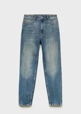 Jeans de tiro alto color azul denim, corte mom fit, con cinco bolsillos, trabillas y cierre frontal con cremallera y botón.