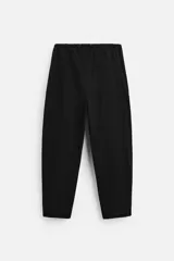 Pantalón de hombre color beige, corte carrot fit, con cintura elástica ajustable con cordón, bolsillos frontales y bolsillo trasero de plastrón.