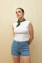 Short de jean celeste, de tiro alto y corte ajustado.