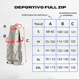 Pantalón deportivo color beige claro, estilo baggy o ancho, con cordón ajustable en la cintura y cierre completo impermeable (full zip) en los laterales. Presenta una franja vertical negra con tres líneas blancas a lo largo de la costura lateral, y un pequeño logo bordado en la parte superior del muslo.