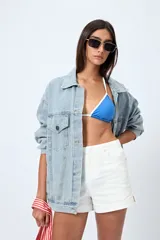 Short de jean color beige, con calce medio, bolsillos funcionales y tajos pequeños en el ruedo.