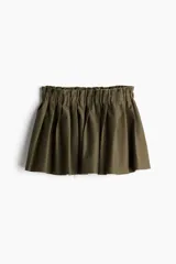 Minifalda color verde militar, tableada, con cintura elastizada y trabillas.