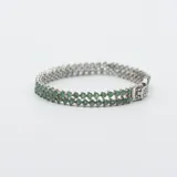Pulsera de plata con doble hilera de pequeñas piedras de esmeralda.