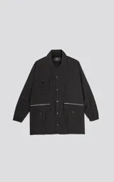 Campera negra oversize con broches en el delantero, forrada con red, múltiples bolsillos con detalles réflex y puños elásticos.