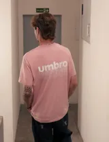 Remera blanca de mangas cortas con logo de Umbro bordado en rojo en el pecho.