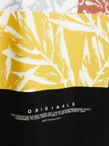 Camiseta negra de manga corta y cuello redondo con estampado en la espalda con diseño abstracto en tonos blanco, rojo y amarillo.