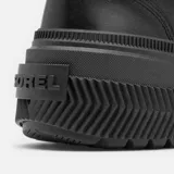 Bota de cuero negra con cordones, cremallera lateral, herrajes metálicos y suela de goma con tacos. Confección impermeable.