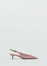 Zapato de tacón bajo color rosa con puntera fina y tejido de malla.