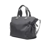 Bolso negro de tela con múltiples bolsillos externos, forro interior textil y correa de hombro ajustable.