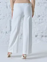 Pantalón negro de pierna ancha, marca Zac & Rachel. Pretina ancha con aplique de botones y bolsillos simulados con tachas.