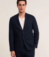 Saco de traje azul marino, confeccionado en viscolino, con cuello en V, cierre por botones, bolsillos y medio forro.