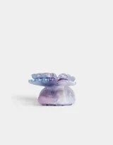 Broche para el pelo con forma de mariposa, con diseño galáctico en tonos lila, violeta y celeste.