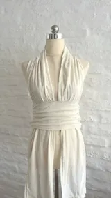 Top blanco con escote halter y espalda descubierta.