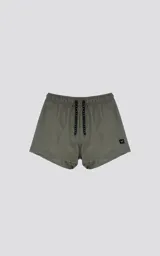 Short de baño color verde militar, de calce regular, con elástico en la cintura y cordón de ajuste.