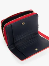 Billetera roja Tommy Hilfiger con cierre de cremallera y monograma TH metálico dorado.