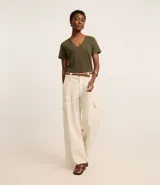 Remera básica celeste de media malla, con escote en V y mangas cortas.