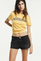 Short de jean de tiro medio, con cinco bolsillos y cierre frontal con cremallera y botón metálico.