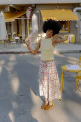 Falda midi de corte recto con estampado floral y geométrico en tonos rojo, amarillo y verde sobre fondo blanco.