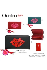Billetera negra con cierre de cremallera y estampado rojo con la frase "Oreiro Love". Incluye llavero con la misma frase.