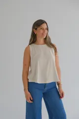Musculosa beige claro de lurex, con corte recto y breteles finos.