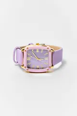 Reloj de pulsera con caja cuadrada dorada, esfera plateada con números romanos y correa de cuero sintético blanca.