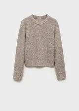 Sweater de punto grueso color beige con cuello redondo y terminaciones de canalé. Tejido bouclé y corte recto.