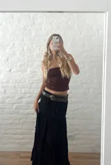 Pollera larga de color negro con elástico en la cintura.