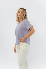 Remera blanca de viscosa liviana, con escote redondo y mangas cortas con vuelta.