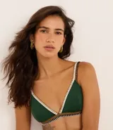 Top de bikini triangular verde oscuro con costuras contrastantes en blanco y marrón.