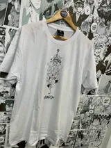 Remera blanca de algodón con estampado de vinilo textil con diseño tribal de personajes de la serie Hora de Aventura.