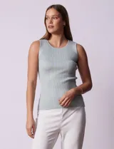 Musculosa color beige en tejido acanalado, marca Tahari, con cuello a la base y sin mangas.