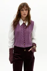 Chaleco de punto color violeta, con cuello en V y diseño de ochos en el frente.
