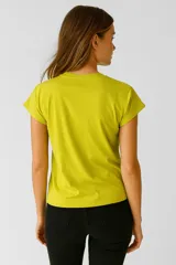 Remera azul marino de manga corta con cuello redondo y estampado frontal con motivos marinos y la frase 'Bonjour la Mer'.