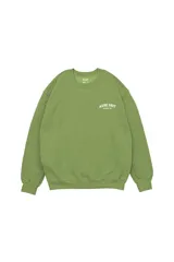 Buzo verde de cuello redondo y corte holgado con inscripción "Same Shit" en el pecho.