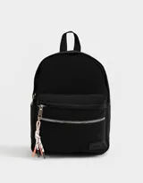 Mochila negra de tela deportiva con bolsillo frontal con cierre y tirador de cordón y goma. Tiene correas regulables, manija superior, doble cierre superior y etiqueta de goma.